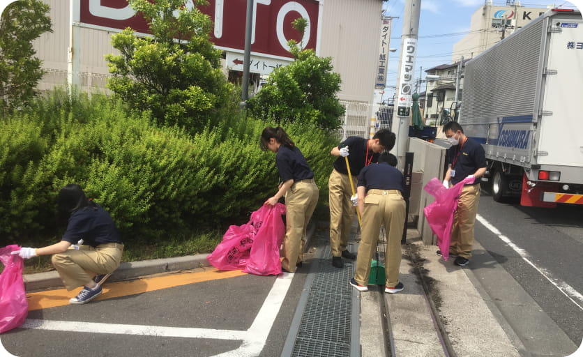 戸田工場周辺で清掃活動を行う社員の様子