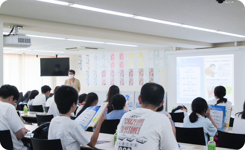 夏休み親子工場見学で工場を見学する親子の様子